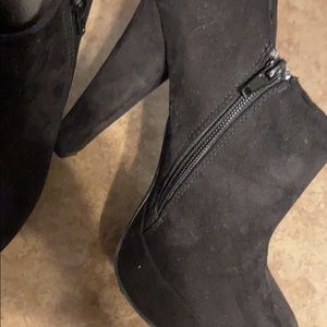 Women 4in black heel